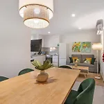 Stunning Modern In Oura شقة
