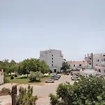 Stunning Modern In Oura Apartmán