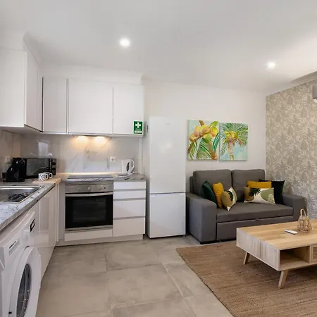 Apartman Stunning Modern In Oura *