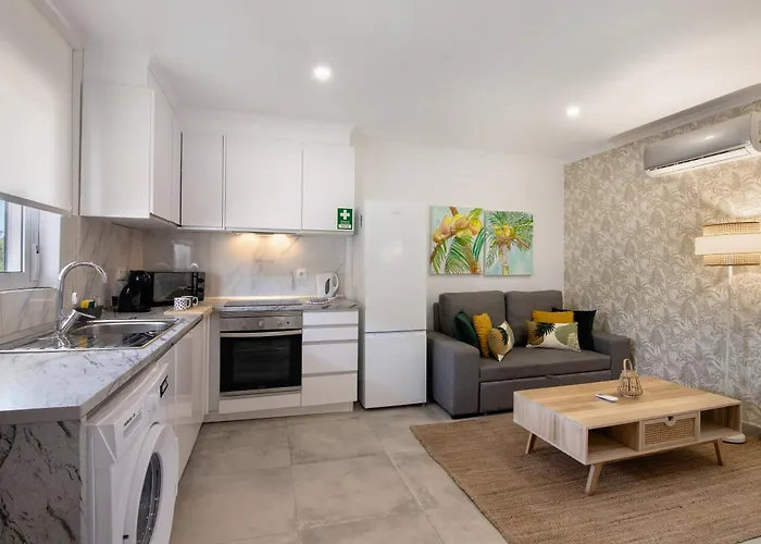 Apartman Stunning Modern In Oura *